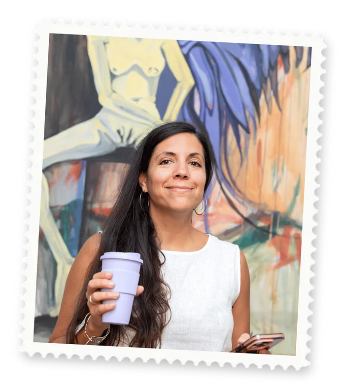 Carola Miguez frente a una de sus obras, en marco de estampilla